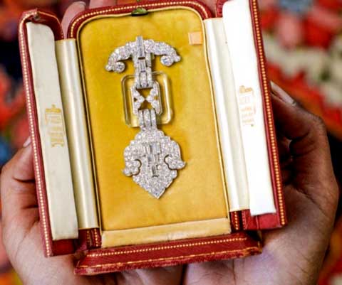 Cartier broche Chiswick Auctions